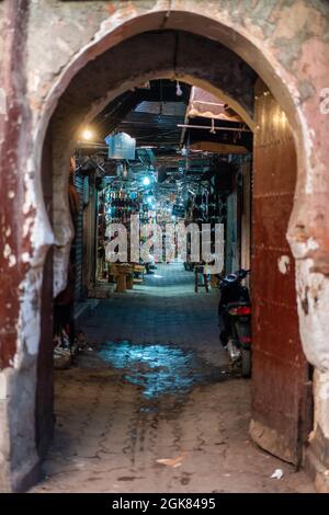 Straßenszene im Souk Semmarine, Marrakesch, Marokko, Afrika. Stockfoto