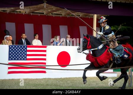 Präsident Barack Obama beobachtet Bogenschützen auf dem Pferderücken beim Meiji-Schrein in Tokio, Japan, 24. April 2104. Links vom Präsidenten sitzen: Hauptpriester Seitaro Nakajima, Caroline Kennedy, US-Botschafterin in Japan, und ihr Ehemann Dr. Edwin Schlossberg. (Offizielles Foto des Weißen Hauses von Chuck Kennedy) Dieses offizielle Foto des Weißen Hauses wird nur zur Veröffentlichung durch Nachrichtenorganisationen und/oder zum persönlichen Druck durch die Betreffenden des Fotos zur Verfügung gestellt. Das Foto darf in keiner Weise manipuliert werden und darf nicht für kommerzielle oder politische Mitspieler verwendet werden Stockfoto