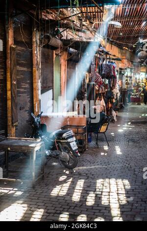 Straßenszene im Souk Semmarine, Marrakesch, Marokko, Afrika. Stockfoto