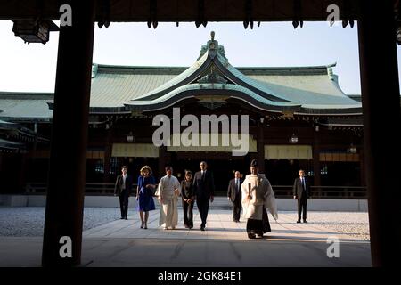 Präsident Barack Obama und Caroline Kennedy, US-Botschafterin in Japan, gehen am 24. April 2014 mit dem Hauptpriester Seitaro Nakajima während eines Besuchs im Meiji-Schrein in Tokio, Japan, zusammen. (Offizielles Foto des Weißen Hauses von Pete Souza) Dieses offizielle Foto des Weißen Hauses wird nur zur Veröffentlichung durch Nachrichtenorganisationen und/oder zum persönlichen Druck durch die Betreffzeile(en) des Fotos zur Verfügung gestellt. Das Foto darf in keiner Weise manipuliert werden und darf nicht in kommerziellen oder politischen Materialien, Anzeigen, E-Mails, Produkten oder Werbeaktionen verwendet werden, die in irgendeiner Weise eine Genehmigung oder Billigung von t nahelege Stockfoto