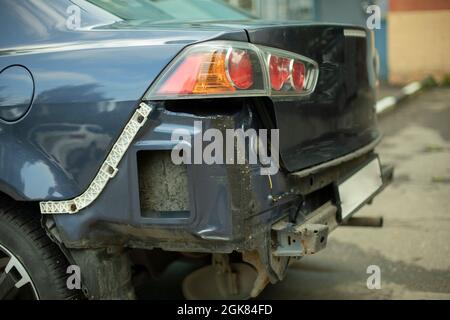 Ein Auto ohne Stoßstange. Beschädigter Teil des Transports. Auto nach dem Unfall. Details zur Fahrzeugreparatur. Stockfoto