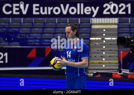 Ostrava, Tschechische Republik. September 2021. Adam Bartos aus der Tschechischen Republik in Aktion während der Volleyball-Europameisterschaft der Männer im Jahr 16 Spiel Tschechische Republik gegen Frankreich in Ostrava, Tschechische Republik, 13. September 2021. Kredit: Jaroslav Ozana/CTK Foto/Alamy Live Nachrichten Stockfoto