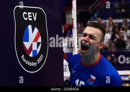 Ostrava, Tschechische Republik. September 2021. Lukas Vasina aus Tschechien feiert den Sieg bei der Volleyball-Europameisterschaft der Männer im Jahr 16 im Spiel Tschechische Republik gegen Frankreich in Ostrava, Tschechische Republik, 13. September 2021. Kredit: Jaroslav Ozana/CTK Foto/Alamy Live Nachrichten Stockfoto