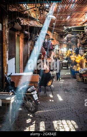 Straßenszene im Souk Semmarine, Marrakesch, Marokko, Afrika. Stockfoto