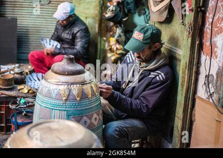 Straßenszene im Souk Semmarine, Marrakesch, Marokko, Afrika. Stockfoto