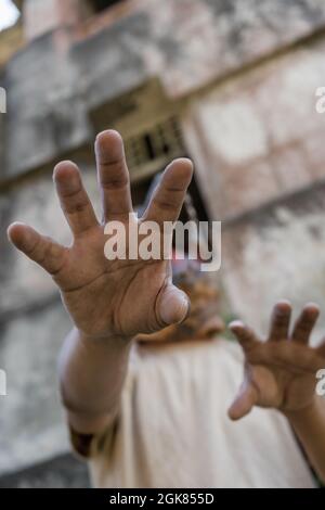Halloween Angst Horror Konzept.Mann in Eidechse Maske gestikuliert mit Händen an der Kamera Stockfoto