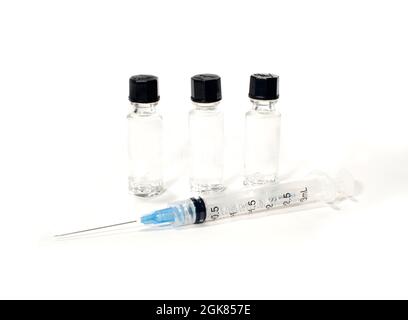 Impfbehandlung für Covid-Patienten, Nahaufnahme auf isoliertem weißem Hintergrund Stockfoto