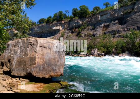 Die Class 6-Stromschnellen des Niagara River von der White Water Walk Attraktion in der Niagara Gorge an den Niagara Falls, Ontario, Kanada Stockfoto