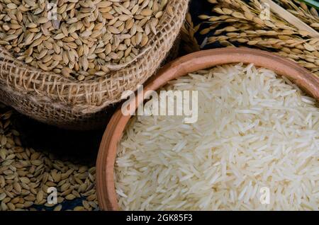 Reissamen in einem Sack und Basmati-Reis in einer Schüssel Stockfoto