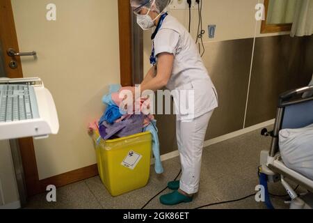Das medizinische Personal putzt und bereitet sich auf den Tag auf der Intensivstation des Krankenhauses Lüttich vor, das von Covid 19 stark betroffen ist. Lüttich, Belgien. Stockfoto