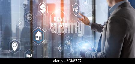 Immobilieninvestitionen. Geschäftsmann drücken auf virtuelle Bildschirme. Stockfoto