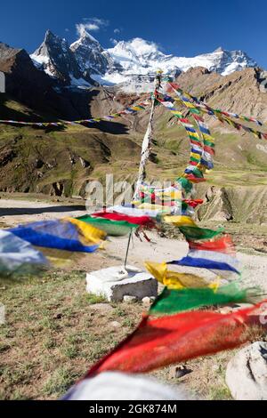 Ansicht der Nonne Kun Range mit buddhistischen Gebetsfahnen - Große himalaya-Berge - Zanskar Range - Ladakh - Jammu Und Kaschmir - Indien Stockfoto