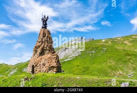 Statue des Heiligen Bernhard am kleinen Sankt Bernhard-Pass an einem Sommernachmittag, zwischen Italien und Frankreich. Stockfoto