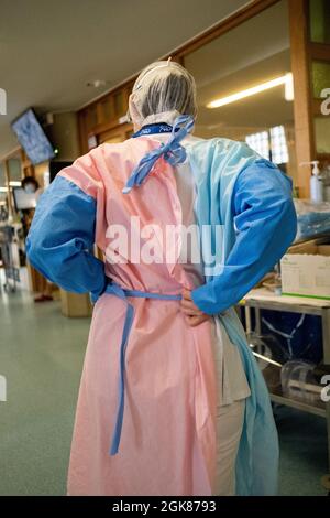Medizinisches Personal bereitet sich auf den Tag auf der Intensivstation des Krankenhauses Lüttich vor, das von Covid 19 stark betroffen ist. Lüttich, Belgien. Stockfoto