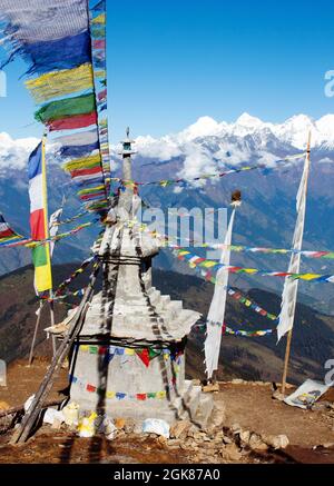 Blick von Langtang nach Ganesh Himal mit Stupa und Gebetsfahnen und schönen Wolken - Nepal Stockfoto