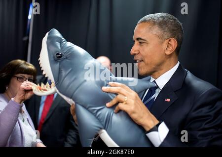 Präsident Barack Obama hält einen aufblasbaren Hai in der Hand, während er hinter der Bühne wartet, bevor er auf der ImaginOn in Charlotte, North Carolina, am 15. April 2015 ein Treffen mit den Online-Communities „BlogHer“ und „SheKnows“ zu Fragen der arbeitenden Familien antritt. (Offizielles Foto des Weißen Hauses von Pete Souza) Dieses offizielle Foto des Weißen Hauses wird nur zur Veröffentlichung durch Nachrichtenorganisationen und/oder zum persönlichen Druck durch die Betreffzeile(en) des Fotos zur Verfügung gestellt. Das Foto darf in keiner Weise manipuliert werden und darf nicht in kommerziellen oder politischen Materialien, Werbung, E-Mails, Produkten oder Werbeaktionen verwendet werden Stockfoto