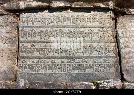 Mani Wand und Steine mit buddhistischen Symbolen Stockfoto