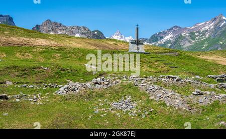 Schöne Landschaft am Kleinen Sankt Bernhard Pass an einem Sommernachmittag, zwischen Italien und Frankreich. Stockfoto