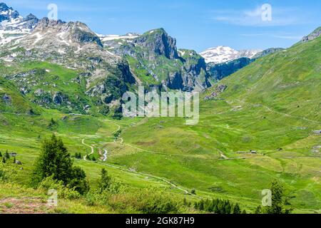 Schöne Landschaft am Kleinen Sankt Bernhard Pass an einem Sommernachmittag, zwischen Italien und Frankreich. Stockfoto