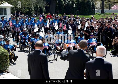 Präsident Barack Obama und Vizepräsident Joe Biden und Veterans Affairs Secretary Robert McDonald nutzen ein Lufthorn, um die achte jährliche Soldatenfahrt des Wounded Warrior Project auf dem South Lawn des Weißen Hauses am 16. April 2015 zu starten. (Offizielles Foto des Weißen Hauses von Pete Souza) Dieses offizielle Foto des Weißen Hauses wird nur zur Veröffentlichung durch Nachrichtenorganisationen und/oder zum persönlichen Druck durch die Betreffzeile(en) des Fotos zur Verfügung gestellt. Das Foto darf in keiner Weise manipuliert werden und darf nicht in kommerziellen oder politischen Materialien, Werbung, E-Mails, Produkten oder Pro verwendet werden Stockfoto