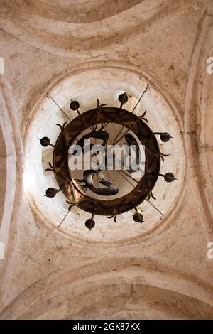 Das Innere der alten albanischen Kirche befindet sich im Dorf Kish der Stadt Sheki, Aserbaidschan: 13. Juli 2021 Stockfoto