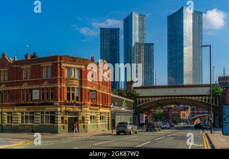 Blick auf zeitgenössische und traditionelle Architektur auf Deansgate, Manchester, England, Großbritannien, Europa Stockfoto