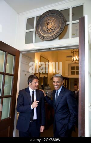 Präsident Barack Obama verabschiedet sich vom italienischen Premierminister Matteo Renzi, der den Westflügel des Weißen Hauses verlässt, am 17. April 2015. (Offizielles Foto des Weißen Hauses von Pete Souza) Dieses offizielle Foto des Weißen Hauses wird nur zur Veröffentlichung durch Nachrichtenorganisationen und/oder zum persönlichen Druck durch die Betreffzeile(en) des Fotos zur Verfügung gestellt. Das Foto darf in keiner Weise manipuliert werden und darf nicht in kommerziellen oder politischen Materialien, Anzeigen, E-Mails, Produkten oder Werbeaktionen verwendet werden, die in irgendeiner Weise die Zustimmung oder Billigung des Präsidenten, der ersten Familie oder Th nahelege Stockfoto