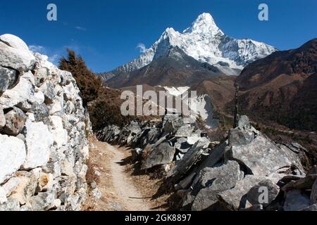 AMA Dablam und Mani Walls - Weg zum Everest-Basislager - Nepal Stockfoto