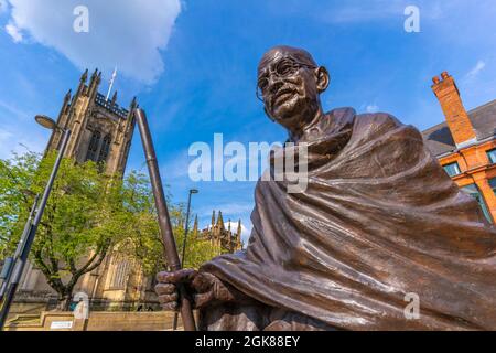 Blick auf die Kathedrale von Manchester und die Mahatma Gandhi Statue, Manchester, Lancashire, England, Vereinigtes Königreich, Europa Stockfoto