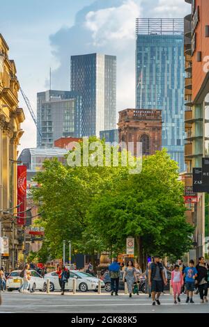 Blick auf die St. Ann's Church und die Gebäude auf der Exchange Street, Manchester, Lancashire, England, Großbritannien, Europa Stockfoto