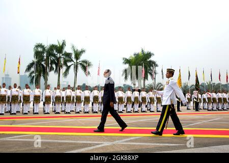 Präsident Barack Obama überprüft die Ehrengarde während einer offiziellen Ankunftszeremonie auf dem Parliament Square, Kuala Lumpur, Malaysia, am 26. April 2014. (Offizielles Foto des Weißen Hauses von Pete Souza) Dieses offizielle Foto des Weißen Hauses wird nur zur Veröffentlichung durch Nachrichtenorganisationen und/oder zum persönlichen Druck durch die Betreffzeile(en) des Fotos zur Verfügung gestellt. Das Foto darf in keiner Weise manipuliert werden und darf nicht in kommerziellen oder politischen Materialien, Anzeigen, E-Mails, Produkten oder Werbeaktionen verwendet werden, die in irgendeiner Weise die Zustimmung oder Billigung des Präsidenten, der ersten Familie, nahelegt Stockfoto