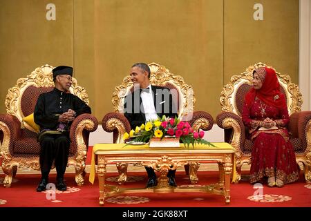 Präsident Barack Obama trifft sich mit König Abdul Halim Mu'adzam Shah und Königin Tuanku Hajah Haminah während einer königlichen Audienz im Istana Negara Palace in Kuala Lumpur, Malaysia, am 26. April 2014. (Offizielles Foto des Weißen Hauses von Pete Souza) Dieses offizielle Foto des Weißen Hauses wird nur zur Veröffentlichung durch Nachrichtenorganisationen und/oder zum persönlichen Druck durch die Betreffzeile(en) des Fotos zur Verfügung gestellt. Das Foto darf in keiner Weise manipuliert werden und darf nicht in kommerziellen oder politischen Materialien, Anzeigen, E-Mails, Produkten oder Werbeaktionen verwendet werden, die in irgendeiner Weise eine Genehmigung oder ein Ende vorschlagen Stockfoto