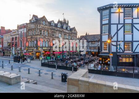 Blick auf die Oyster Bar auf dem Shambles Square in der Abenddämmerung, Manchester, Lancashire, England, Großbritannien, Europa Stockfoto