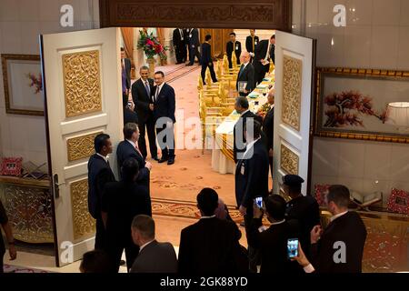 Präsident Barack Obama posiert nach einem Arbeitsessen mit Premierminister Najib Razak in der Residenz des Premierministers in Kuala Lumpur, Malaysia, am 27. April 2014 für Fotos. (Offizielles Foto des Weißen Hauses von Pete Souza) Dieses offizielle Foto des Weißen Hauses wird nur zur Veröffentlichung durch Nachrichtenorganisationen und/oder zum persönlichen Druck durch die Betreffzeile(en) des Fotos zur Verfügung gestellt. Das Foto darf in keiner Weise manipuliert werden und darf nicht in kommerziellen oder politischen Materialien, Anzeigen, E-Mails, Produkten oder Werbeaktionen verwendet werden, die in irgendeiner Weise eine Genehmigung oder Billigung des nahelege Stockfoto