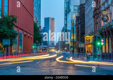 Blick auf die Ampeln und Gebäude von Deansgate in der Abenddämmerung, Manchester, Lancashire, England, Großbritannien, Europa Stockfoto