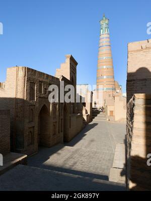 Islom hoja (Islam Xoja) Minarett in Itchan Kala (Ichon Qala) - Chiva (Chiva, Heva, Xiva, Chiwa, Khiveh) - Xorazm Provinz - Usbekistan - Stadt auf der si Stockfoto