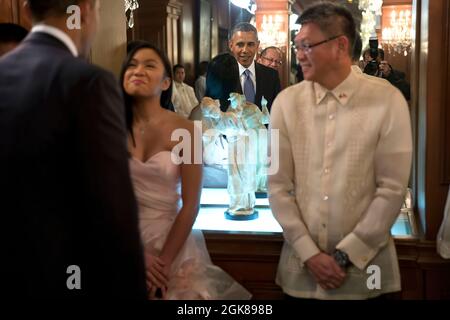 Präsident Barack Obama und Präsident Benigno S. Aquino III spiegeln sich in einem Spiegel wider, als sie Mitglieder der Familie Aquino vor einem Staatsessen im Malacañang Palace in Manila, Philippinen, am 28. April 2014 begrüßen. (Offizielles Foto des Weißen Hauses von Pete Souza) Dieses offizielle Foto des Weißen Hauses wird nur zur Veröffentlichung durch Nachrichtenorganisationen und/oder zum persönlichen Druck durch die Betreffzeile(en) des Fotos zur Verfügung gestellt. Das Foto darf in keiner Weise manipuliert werden und darf nicht in kommerziellen oder politischen Materialien, Anzeigen, E-Mails, Produkten oder Werbeaktionen verwendet werden, die in jedem W Stockfoto