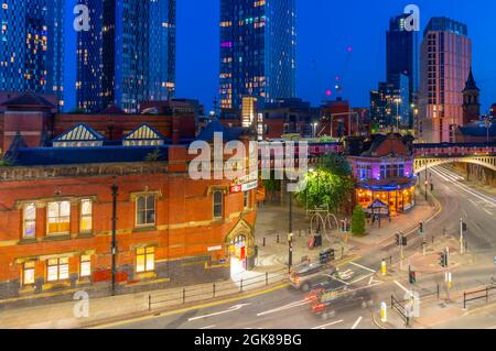 Blick auf den Bahnhof Deansgate und die Skyline der Stadt in der Abenddämmerung, Manchester, Lancashire, England, Großbritannien, Europa Stockfoto