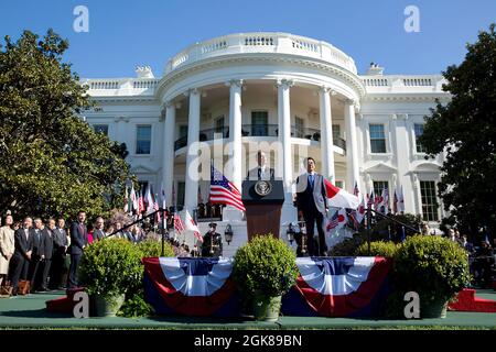 Präsident Barack Obama hält während der Zeremonie zur Ankunft des japanischen Premierministers Shinzo Abe auf dem South Lawn des Weißen Hauses am 28. April 2015 eine Rede. (Offizielles Foto des Weißen Hauses von Pete Souza) Dieses offizielle Foto des Weißen Hauses wird nur zur Veröffentlichung durch Nachrichtenorganisationen und/oder zum persönlichen Druck durch die Betreffenden des Fotos zur Verfügung gestellt. Das Foto darf in keiner Weise manipuliert werden und darf nicht in kommerziellen oder politischen Materialien, Anzeigen, E-Mails, Produkten oder Werbeaktionen verwendet werden, die in irgendeiner Weise die Zustimmung oder Billigung des Präsidenten nahelege Stockfoto