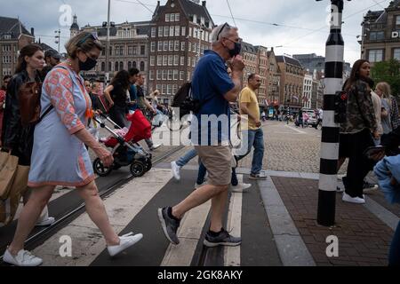 Person mit Gesichtsmaske zum Schutz vor Covid-19. Amsterdam, Niederlande. Stockfoto