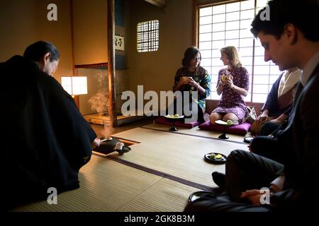 First Lady Michelle Obama nimmt an einer traditionellen Teezeremonie mit AMB Teil. Caroline Kennedy, US-Botschafterin in Japan und ihr Sohn Jack Schlossberg im buddhistischen Tempel Kiyomizu-dera in Kyoto, Japan, 20. März 2015. (Offizielles Foto des Weißen Hauses von Amanda Lucidon) Dieses offizielle Foto des Weißen Hauses wird nur zur Veröffentlichung durch Nachrichtenorganisationen und/oder zum persönlichen Druck durch die Betreffenden des Fotos zur Verfügung gestellt. Das Foto darf in keiner Weise manipuliert werden und darf nicht in kommerziellen oder politischen Materialien, Werbung, E-Mails, Produkten oder Werbeaktionen verwendet werden, die in enthalten sind Stockfoto