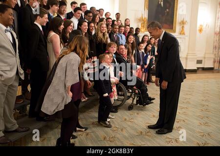 Präsident Barack Obama interagiert mit einem jungen Teilnehmer, während er mit Studenten während des White House Student Film Festival im State Dining Room, 20. März 2015, spricht. (Offizielles Foto des Weißen Hauses von Pete Souza) Dieses offizielle Foto des Weißen Hauses wird nur zur Veröffentlichung durch Nachrichtenorganisationen und/oder zum persönlichen Druck durch die Betreffzeile(en) des Fotos zur Verfügung gestellt. Das Foto darf in keiner Weise manipuliert werden und darf nicht in kommerziellen oder politischen Materialien, Anzeigen, E-Mails, Produkten oder Werbeaktionen verwendet werden, die in irgendeiner Weise die Zustimmung oder Billigung der Präs suggerieren Stockfoto