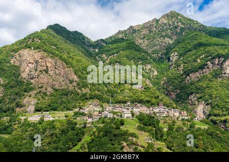 Panoramablick auf Perloz, schönes Dorf im Lys-Tal. Aostatal, Norditalien. Stockfoto