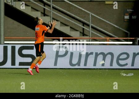 VOLENDAM, NIEDERLANDE - 13. SEPTEMBER: DENSO Kasius vom FC Volendam während des Keukenkampioen Divisie-Spiels zwischen FC Volendam und Roda JC im Kras Stadion am 13. September 2021 in Volendam, Niederlande (Foto: Rene Nijhuis/Orange Picches) Stockfoto