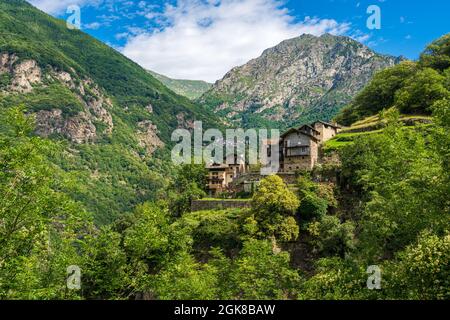 Idyllischer Blick auf das kleine Dorf Rechantez, im Lys-Tal. Aostatal, Norditalien. Stockfoto