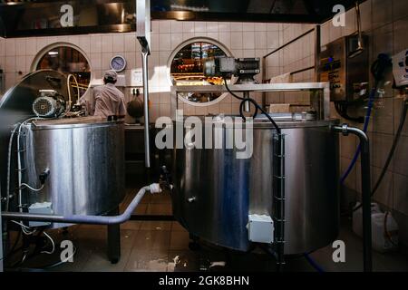 Craft Cheese Produktionslinie im Restaurant. Stockfoto