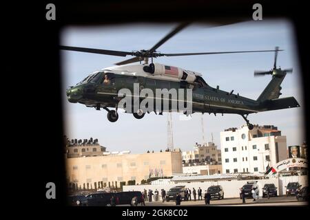 Präsident Barack Obama fährt an Bord von Marine One aus einer Landezone in Ramallah, Westjordanland, 21. März 2013. (Offizielles Foto des Weißen Hauses von Pete Souza) Dieses offizielle Foto des Weißen Hauses wird nur zur Veröffentlichung durch Nachrichtenorganisationen und/oder zum persönlichen Druck durch die Betreffzeile(en) des Fotos zur Verfügung gestellt. Das Foto darf in keiner Weise manipuliert werden und darf nicht in kommerziellen oder politischen Materialien, Anzeigen, E-Mails, Produkten oder Werbeaktionen verwendet werden, die in irgendeiner Weise die Zustimmung oder Billigung des Präsidenten, der ersten Familie oder des Weißen Hauses nahelege. Stockfoto