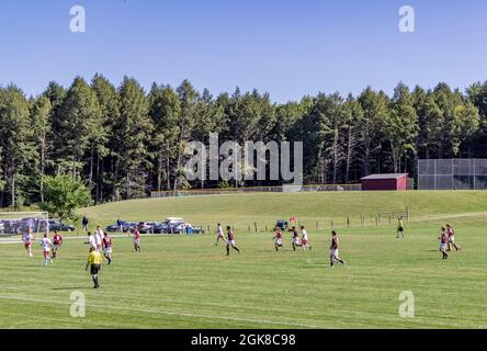 Gruppe junger Männer, die auf einem Feld in VT Fußball spielen Stockfoto