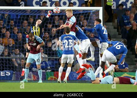 Everton, Großbritannien. September 2021. Everton Torwart Jordan Pickford schlägt den Ball weg, um Burnley zu stoppen. Premier League Spiel, Everton gegen Burnley im Goodison Park in Liverpool am Montag, 13. September 2021. Dieses Bild darf nur für redaktionelle Zwecke verwendet werden. Nur zur redaktionellen Verwendung, Lizenz für kommerzielle Nutzung erforderlich. Keine Verwendung in Wetten, Spielen oder einem einzigen Club / Liga / Spieler Publikationen. PIC von Chris Stading / Andrew Orchard Sport Fotografie / Alamy Live News Kredit: Andrew Orchard Sport Fotografie / Alamy Live News Stockfoto