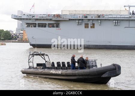 London, Großbritannien, 13. September 2021: HMS Albion (L14) die Royal Navy ist zur Unterstützung der Londoner International Shipping Week nach London gereist, das Boot hat zeremonielle Aufgaben am Tower of London durchgeführt und lokale VIPs an Bord des Schiffes willkommen geheißen, das in London Headlinerveranstaltungen veranstaltet, um den Erfolg des britischen maritimen Sektors zu feiern. Quelle: Xiu Bao/Alamy Live News Stockfoto